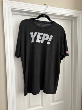 The Mitten State “YEP!” charcoal Tee Men’s XL Midwestern Lines